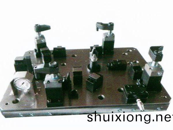 齒(chi)輪室罩(zhao)蓋(gai)液(ye)壓裌(jia)具